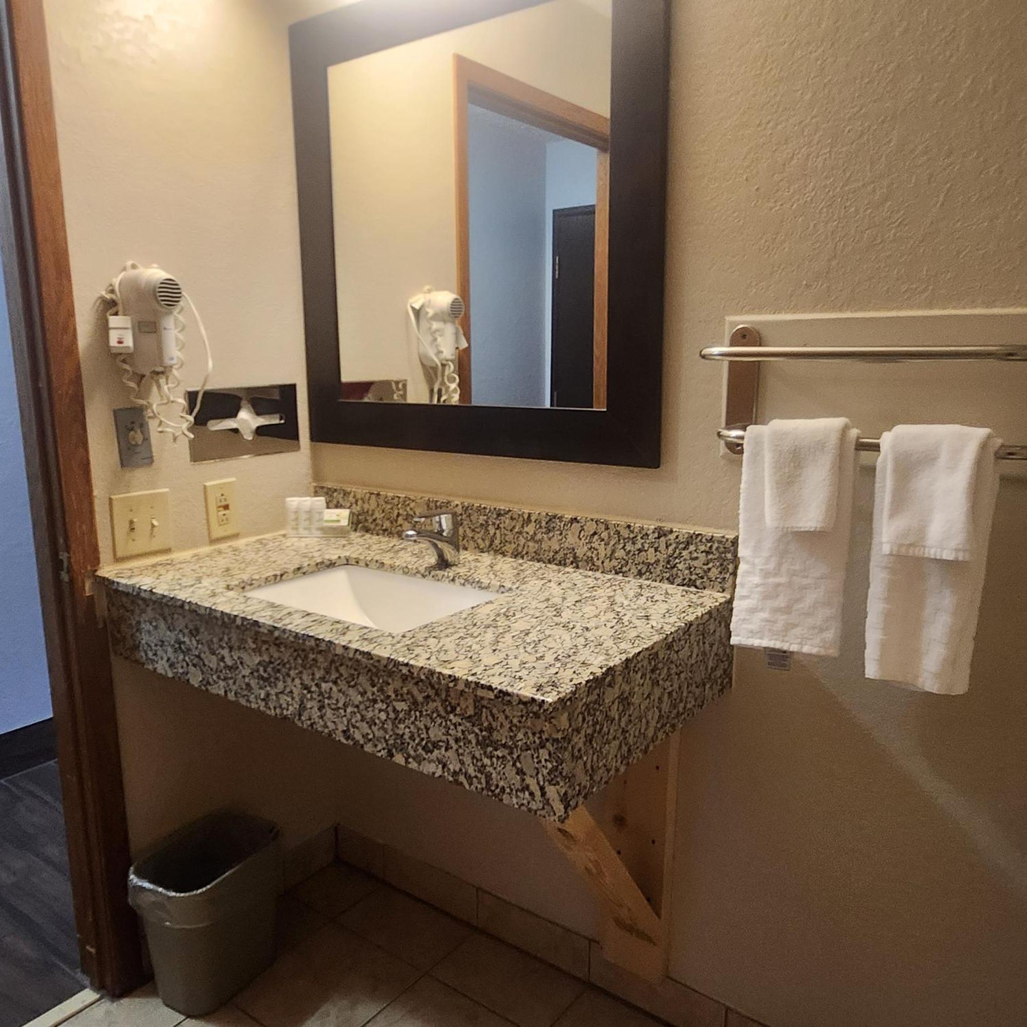Ramada By Wyndham Cedar Rapids South Ξενοδοχείο Εξωτερικό φωτογραφία